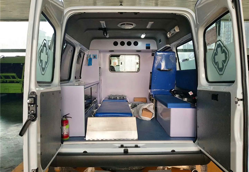 國(guó)六江鈴特順短軸中頂救護(hù)車