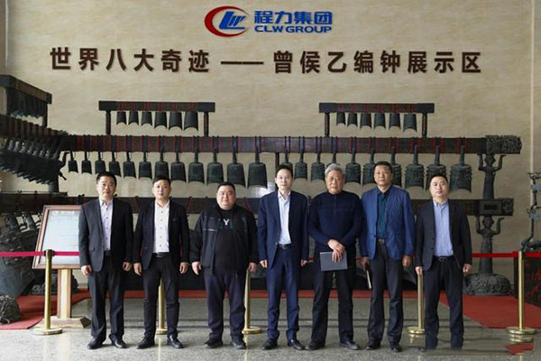 在程力汽車(chē)集團(tuán)總部迎賓大廳，雙方代表觀(guān)摩世界八大奇跡編鐘后合影紀(jì)念